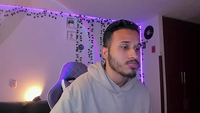 Snapshot of Raf_brunette chatting on 01/17/25, 10:33 Raf brunette online show from 01/17/25, 10:33