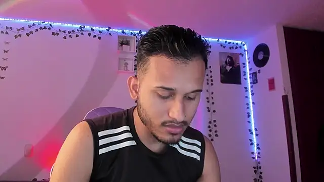 Snapshot of Raf_brunette chatting on 02/17/25, 11:34 Raf brunette online show from 02/17/25, 11:34