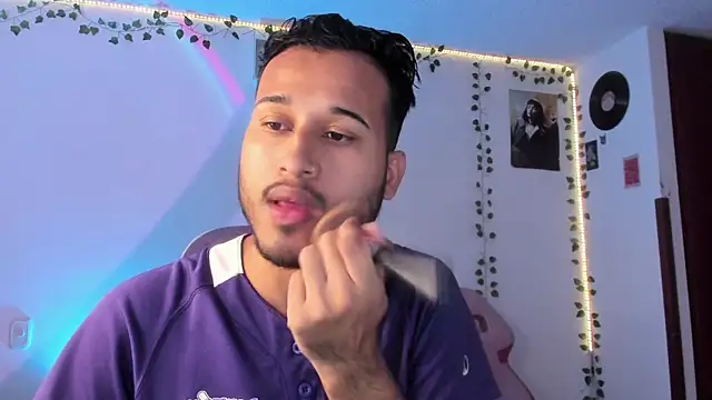 Snapshot of Raf_brunette chatting on 02/21/25, 12:06 Raf brunette online show from 02/21/25, 12:06