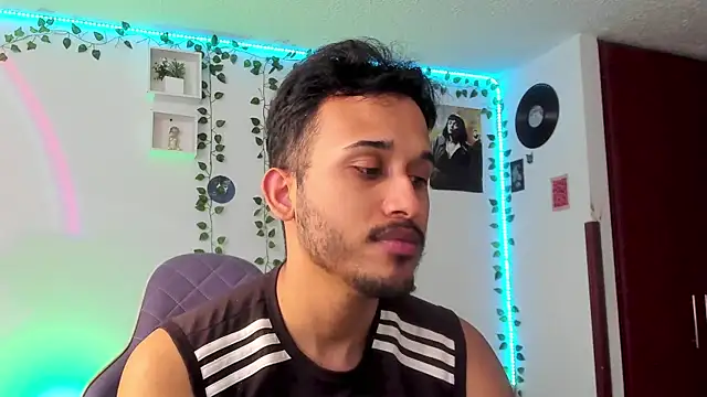 Snapshot of Raf_brunette chatting on 03/21/25, 12:28 Raf brunette online show from 03/21/25, 12:28