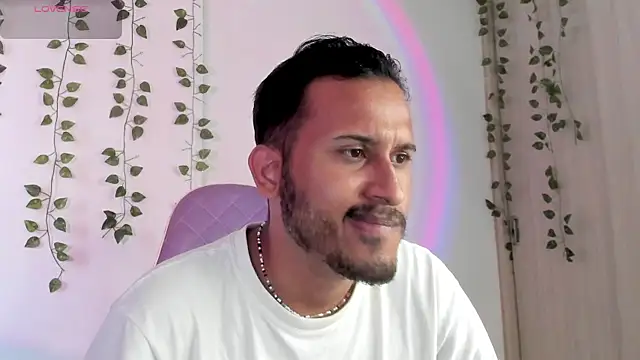 Snapshot of Raf_brunette chatting on 09/17/25, 11:12 Raf brunette online show from 09/17/25, 11:12