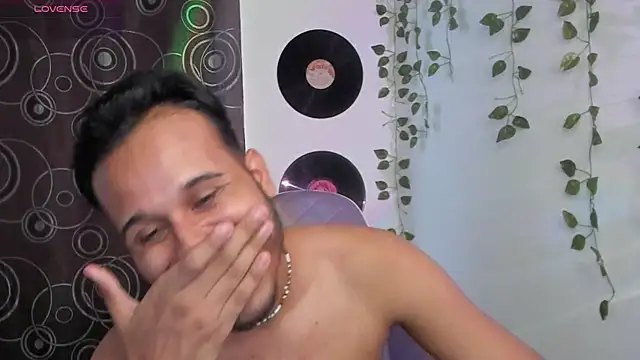 Snapshot of Raf_brunette chatting on 10/16/25, 11:22 Raf brunette online show from 10/16/25, 11:22