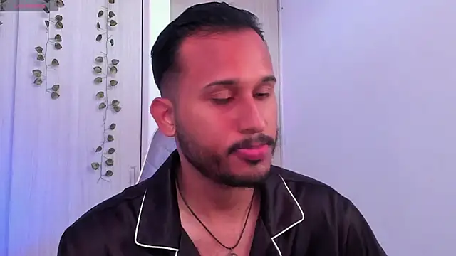 Snapshot of Raf_brunette chatting on 12/19/25, 01:51 Raf brunette online show from 12/19/25, 01:51