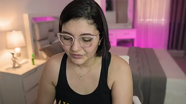 Snapshot of Camilaa_bueno chatting on 01/01/25, 08:58 Camilaa bueno online show from 01/01/25, 08:58