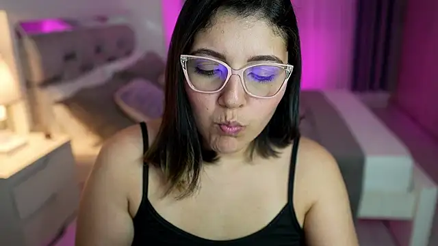 Snapshot of Camilaa_bueno chatting on 02/12/25, 12:48 Camilaa bueno online show from 02/12/25, 12:48