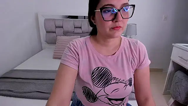 Snapshot of Camilaa_bueno chatting on 06/27/26, 01:32 Camilaa bueno online show from 06/27/26, 01:32