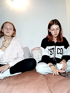 Snapshot of ella_grays chatting on 10/05/25, 03:54 ella grays online show from 10/05/25, 03:54