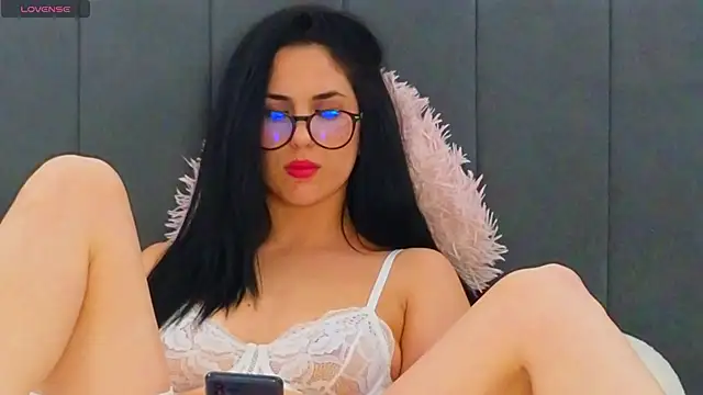 LauraMirage online show from 11/28/25, 08:44