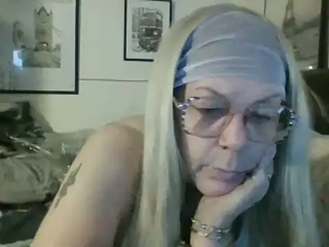 housewife shantie online show from 03/12/25, 08:08