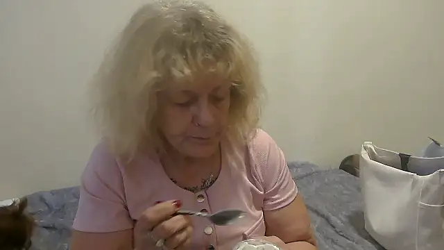 housewife shantie online show from 09/27/25, 12:54