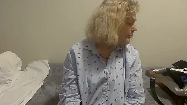 housewife shantie online show from 09/30/25, 10:09