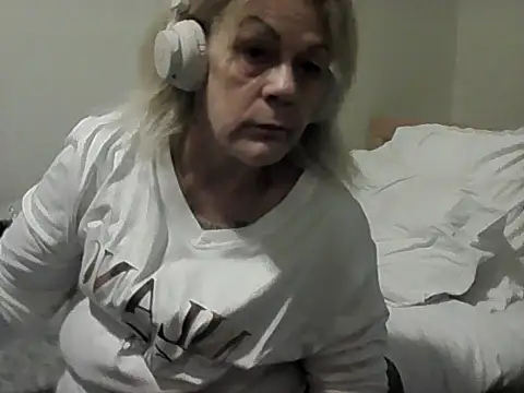 housewife shantie online show from 11/14/25, 02:27