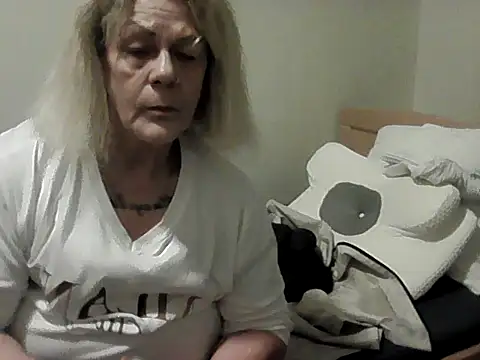 housewife shantie online show from 11/15/25, 03:19