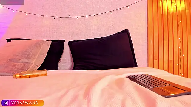 MoonSwan1 online show from 01/08/25, 12:38