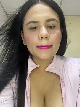 Snapshot of Leyna_Kenet chatting on 05/17/26, 01:36 Leyna Kenet online show from 05/17/26, 01:36