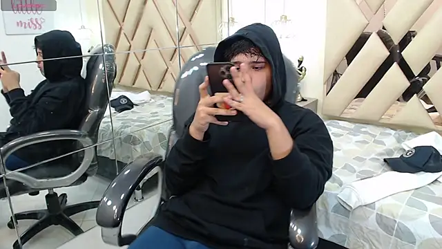 Snapshot of AndrewPherson chatting on 01/08/25, 04:22 AndrewPherson online show from 01/08/25, 04:22