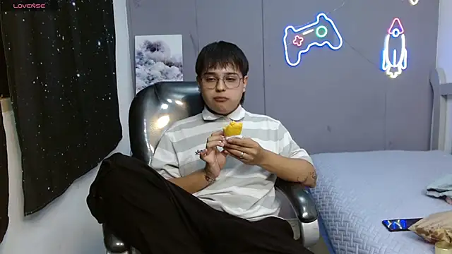 Snapshot of AndrewPherson chatting on 01/27/25, 07:56 AndrewPherson online show from 01/27/25, 07:56