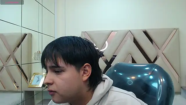 Snapshot of AndrewPherson chatting on 01/28/25, 01:27 AndrewPherson online show from 01/28/25, 01:27