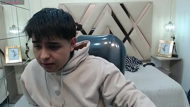 Snapshot of AndrewPherson chatting on 02/01/25, 12:16 AndrewPherson online show from 02/01/25, 12:16