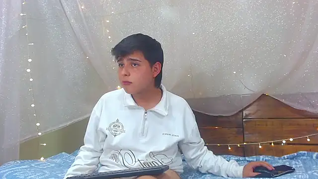 Snapshot of AndrewPherson chatting on 02/20/25, 06:13 AndrewPherson online show from 02/20/25, 06:13