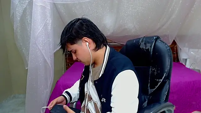 Snapshot of AndrewPherson chatting on 03/14/25, 12:18 AndrewPherson online show from 03/14/25, 12:18