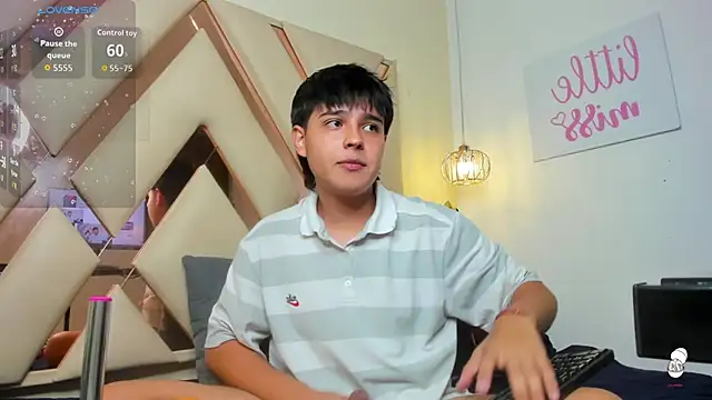 Snapshot of AndrewPherson chatting on 09/23/25, 01:14 AndrewPherson online show from 09/23/25, 01:14