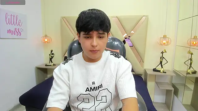 Snapshot of AndrewPherson chatting on 04/11/26, 01:37 AndrewPherson online show from 04/11/26, 01:37