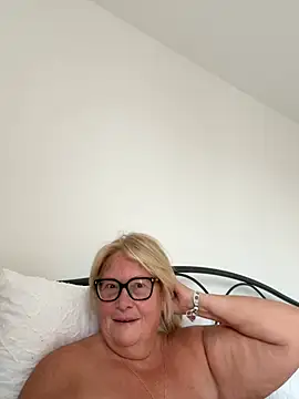 MoistCurveyChanel online show from 07/22/26, 06:49