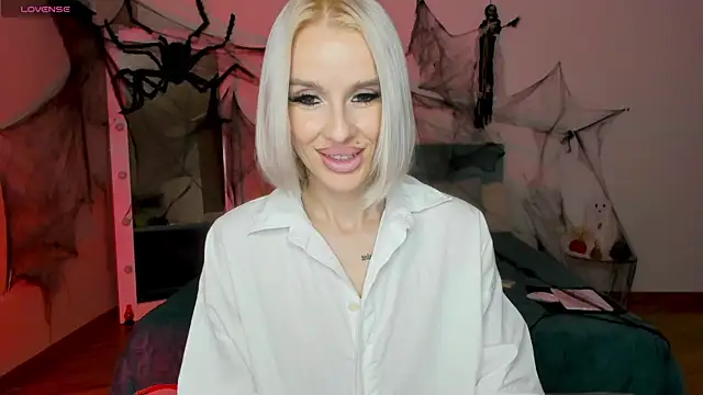 Snapshot of Lana_kitty__ chatting on 10/26/25, 11:20 Lana kitty online show from 10/26/25, 11:20