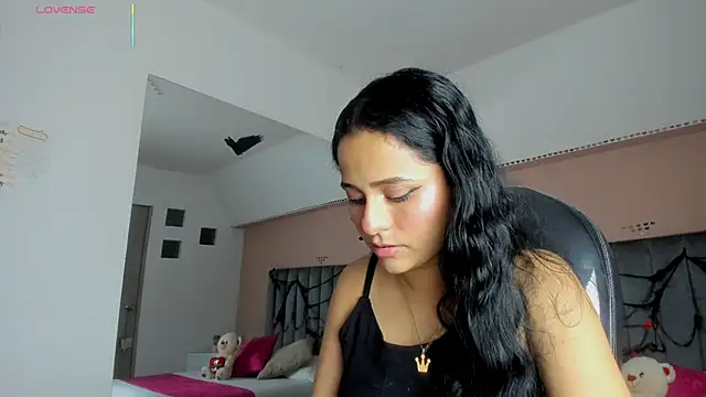 Giselle Roldan online show from 10/18/25, 03:42