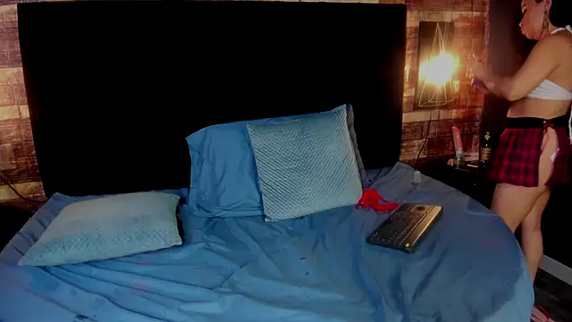 Snapshot of bella_gibson chatting on 02/10/25, 02:37 bella gibson online show from 02/10/25, 02:37