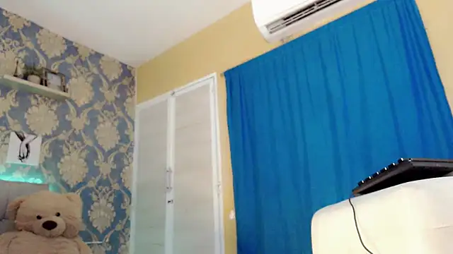 Snapshot of nicoledollts chatting on 11/29/25, 04:04 nicoledollts online show from 11/29/25, 04:04