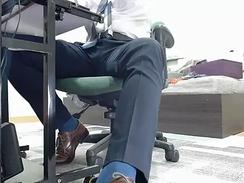 Snapshot of softlyS chatting on 12/11/24, 04:09 softlyS online show from 12/11/24, 04:09