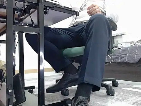 Snapshot of softlyS chatting on 12/13/24, 02:16 softlyS online show from 12/13/24, 02:16