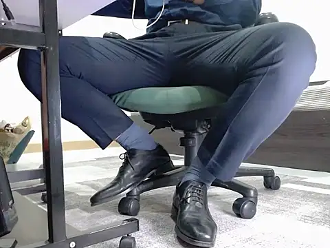 Snapshot of softlyS chatting on 12/18/24, 02:06 softlyS online show from 12/18/24, 02:06