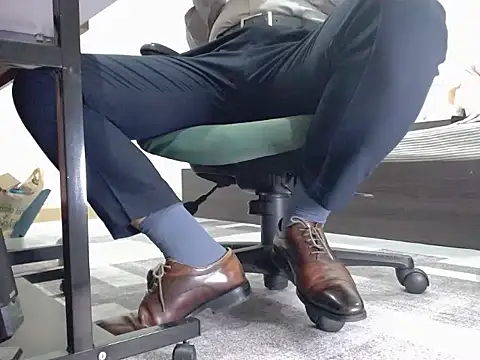 Snapshot of softlyS chatting on 12/19/24, 01:51 softlyS online show from 12/19/24, 01:51