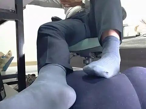 Snapshot of softlyS chatting on 12/19/24, 04:57 softlyS online show from 12/19/24, 04:57