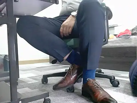 Snapshot of softlyS chatting on 12/23/24, 04:28 softlyS online show from 12/23/24, 04:28