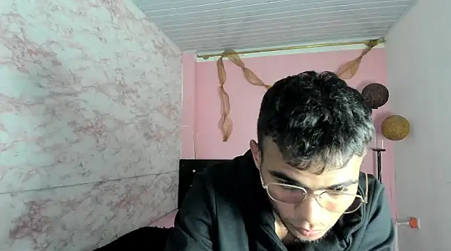 Snapshot of alessandro_2005 chatting on 02/13/25, 11:26 alessandro 2005 online show from 02/13/25, 11:26