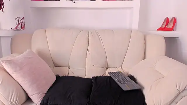 Radiant Naomi online show from 12/16/25, 12:32