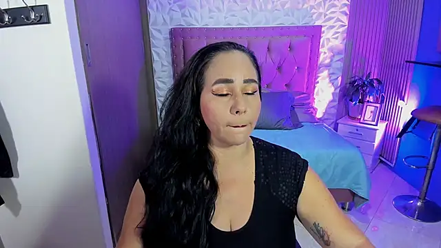 Snapshot of ashleylove_prg chatting on 10/28/25, 02:48 ashleylove prg online show from 10/28/25, 02:48