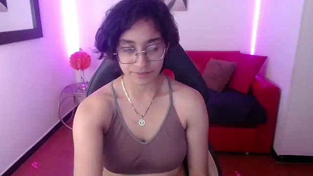 Snapshot of Lili_Gomez_ chatting on 02/02/25, 04:43 Lili Gomez online show from 02/02/25, 04:43