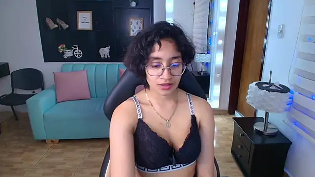 Snapshot of Lili_Gomez_ chatting on 03/08/25, 04:28 Lili Gomez online show from 03/08/25, 04:28