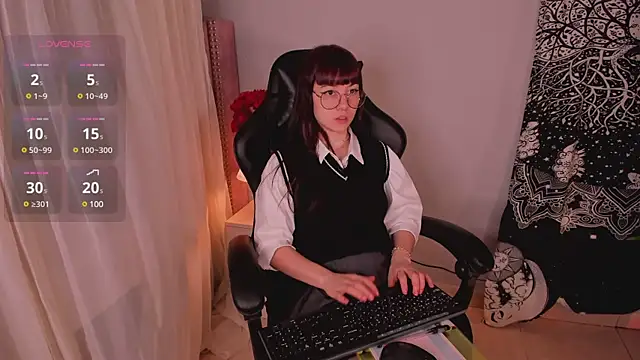 Lia Sweett  online show from 02/28/25, 02:42