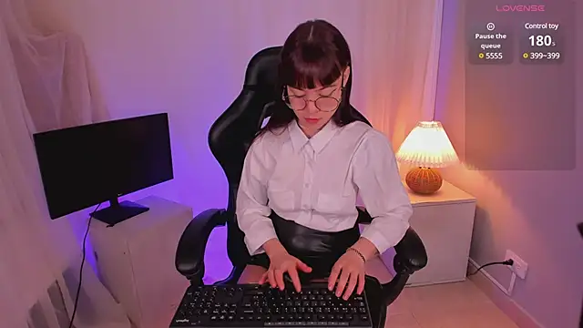 Lia Sweett  online show from 03/12/25, 02:45