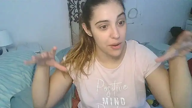 Snapshot of Ursumi1 chatting on 12/13/24, 11:28 Ursumi1 online show from 12/13/24, 11:28