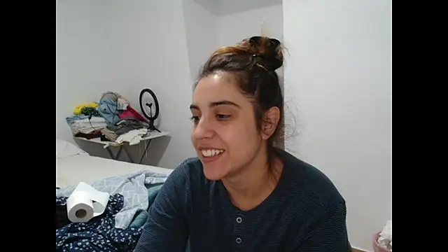 Snapshot of Ursumi1 chatting on 10/19/25, 04:29 Ursumi1 online show from 10/19/25, 04:29