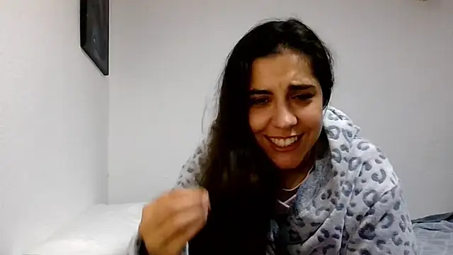 Snapshot of Ursumi1 chatting on 12/14/25, 04:12 Ursumi1 online show from 12/14/25, 04:12