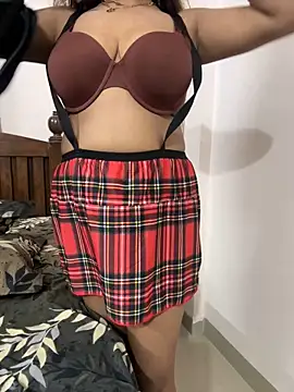 Snapshot of HoneyBearCpl chatting on 10/09/25, 04:05 HoneyBearCpl online show from 10/09/25, 04:05