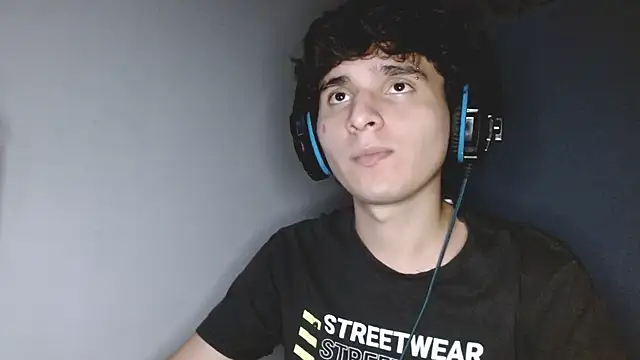 Snapshot of Charley_quin chatting on 09/30/25, 02:38 Charley quin online show from 09/30/25, 02:38